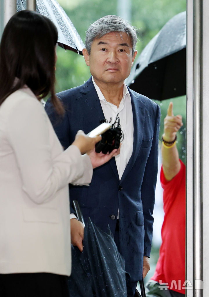 [서울=뉴시스] 김진아 기자 = 조태용 전 국가안보실장이 13일 서울 서초구 순직해병 특검 사무실에 피의자 신분으로 출석하고 있다. 2025.08.13. bluesoda@newsis.com