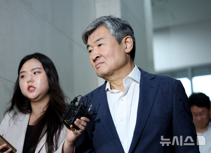 [서울=뉴시스] 김진아 기자 = 조태용 전 국가안보실장이 13일 서울 서초구 순직해병 특검 사무실에 피의자 신분으로 출석하고 있다. 2025.08.13. bluesoda@newsis.com