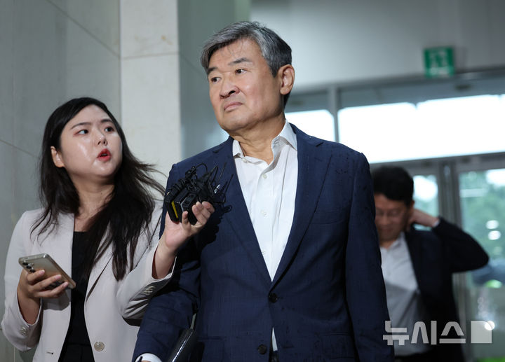 [서울=뉴시스] 김진아 기자 = 조태용 전 국가안보실장이 13일 서울 서초구 순직해병 특검 사무실에 피의자 신분으로 출석하고 있다. 2025.08.13. bluesoda@newsis.com