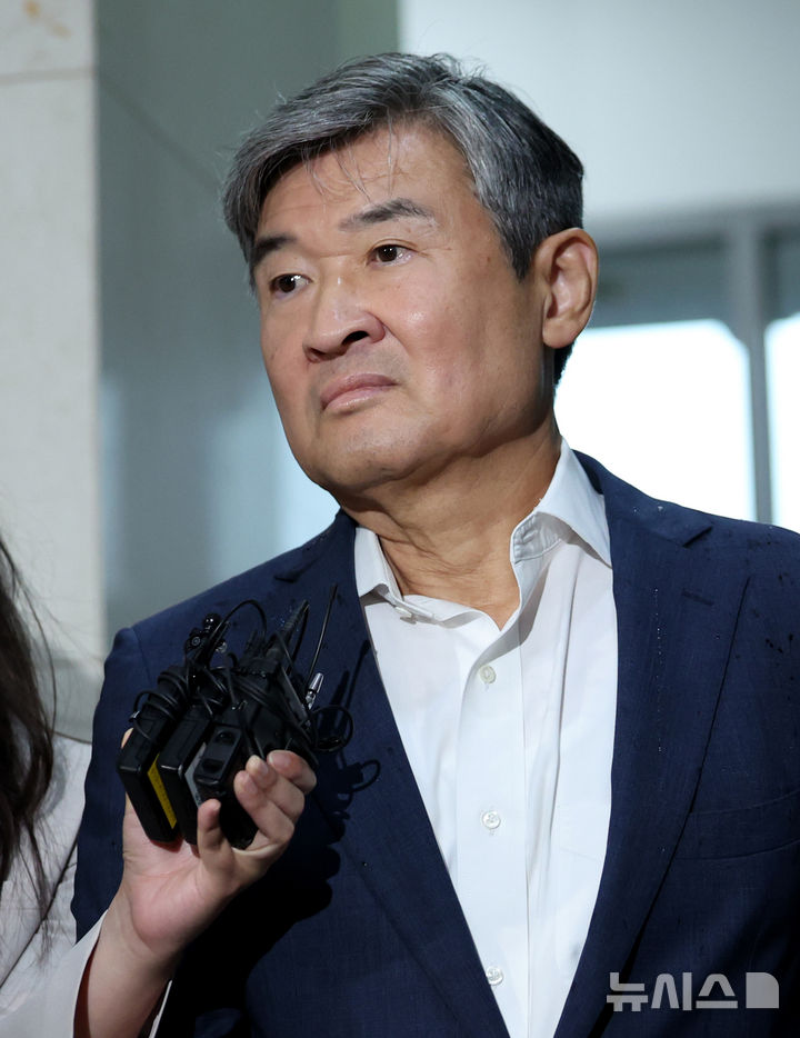 [서울=뉴시스] 김진아 기자 = 조태용 전 국가안보실장이 13일 서울 서초구 순직해병 특검 사무실에 피의자 신분으로 출석하고 있다. 2025.08.13. bluesoda@newsis.com