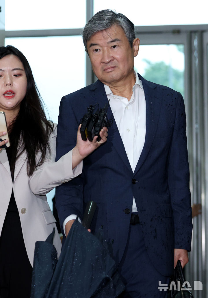 [서울=뉴시스] 김진아 기자 = 조태용 전 국가안보실장이 13일 서울 서초구 순직해병 특검 사무실에 피의자 신분으로 출석하고 있다. 2025.08.13. bluesoda@newsis.com