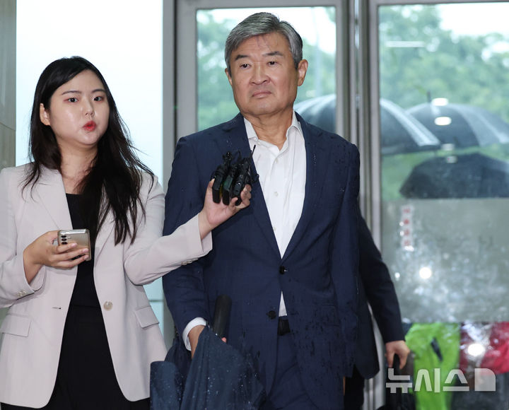 [서울=뉴시스] 김진아 기자 = 조태용 전 국가안보실장이 13일 서울 서초구 순직해병 특검 사무실에 피의자 신분으로 출석하고 있다. 2025.08.13. bluesoda@newsis.com