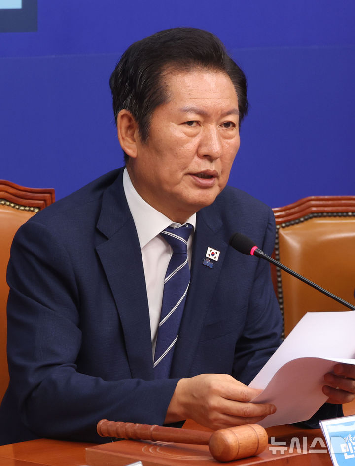 [서울=뉴시스] 조성봉 기자 = 정청래 더불어민주당 대표가 지난 13일 오전 서울 여의도 국회에서 열린 최고위원회의에서 발언을 하고 있다. 2025.08.13. suncho21@newsis.com
