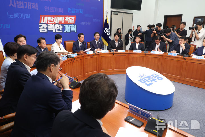 [서울=뉴시스] 조성봉 기자 = 정청래 더불어민주당 대표가 지난 13일 오전 서울 여의도 국회에서 열린 최고위원회의에서 발언을 하고 있다. 2025.08.13. suncho21@newsis.com