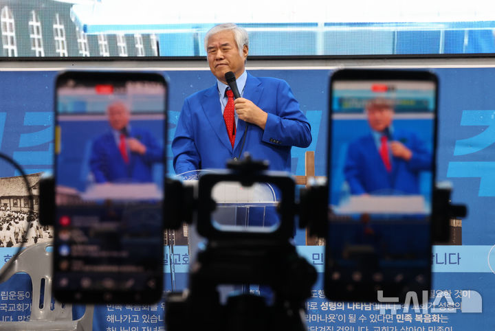 [서울=뉴시스] 최진석 기자 = 전광훈 목사가 13일 서울 성북구 사랑제일교회에서 8.15·8.16 집회 관련 긴급기자회견을 하고 있다. 2025.08.13. myjs@newsis.com