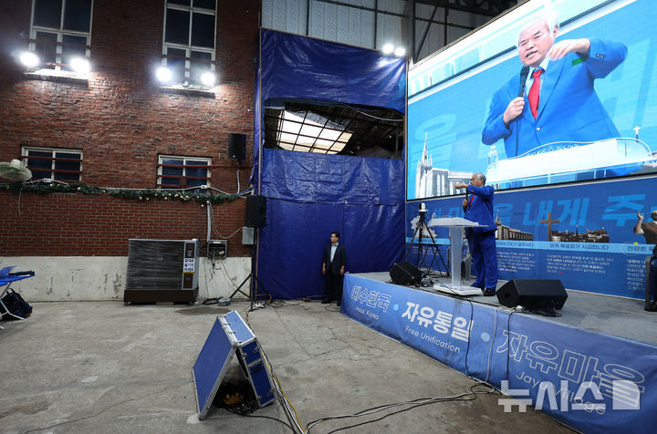 [서울=뉴시스] 최진석 기자 = 전광훈 목사가 13일 서울 성북구 사랑제일교회에서 8.15·8.16 집회 관련 긴급기자회견을 하고 있다. 2025.08.13. myjs@newsis.com