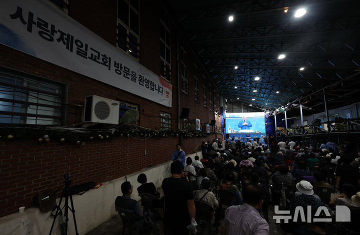 [서울=뉴시스] 최진석 기자 = 전광훈 목사가 13일 서울 성북구 사랑제일교회에서 8.15·8.16 집회 관련 긴급기자회견을 하고 있다. 2025.08.13. myjs@newsis.com