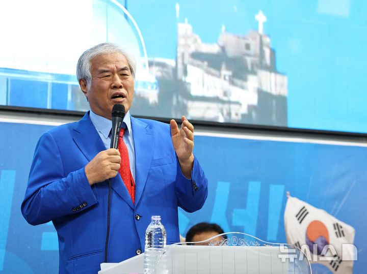 [서울=뉴시스] 최진석 기자 = 전광훈 목사가 13일 서울 성북구 사랑제일교회에서 8.15·8.16 집회 관련 긴급기자회견을 하고 있다. 2025.08.13. myjs@newsis.com