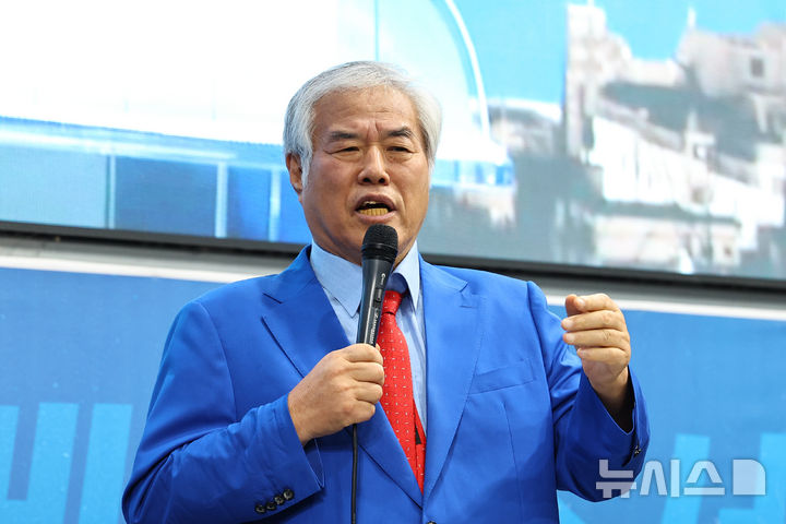 [서울=뉴시스] 최진석 기자 = 전광훈 목사가 13일 서울 성북구 사랑제일교회에서 8.15·8.16 집회 관련 긴급기자회견을 하고 있다. 2025.08.13. myjs@newsis.com