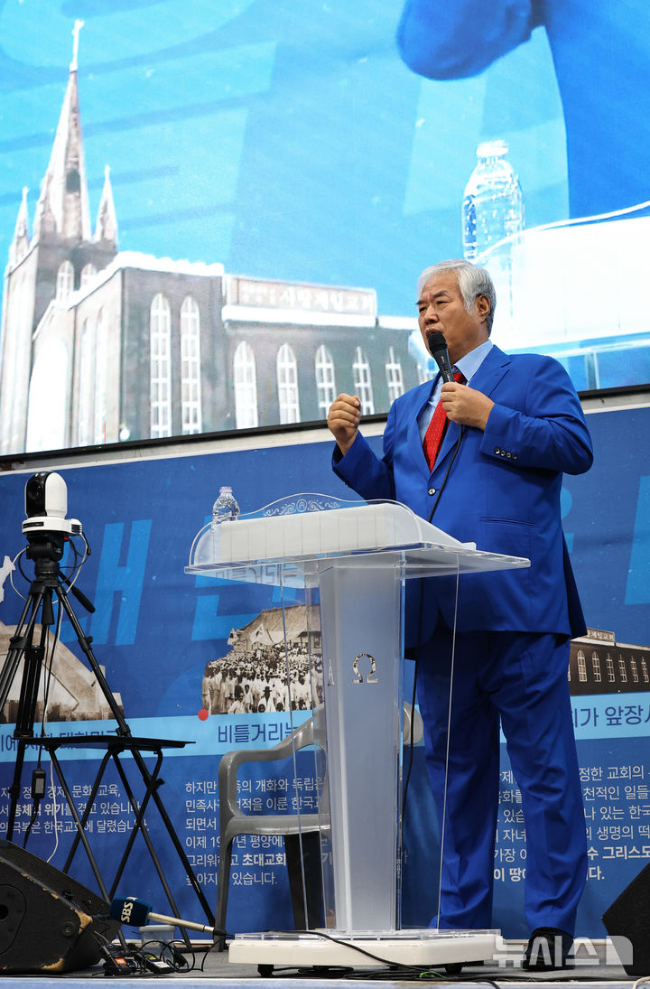 [서울=뉴시스] 최진석 기자 = 전광훈 목사가 13일 서울 성북구 사랑제일교회에서 8.15·8.16 집회 관련 긴급기자회견을 하고 있다. 2025.08.13. myjs@newsis.com