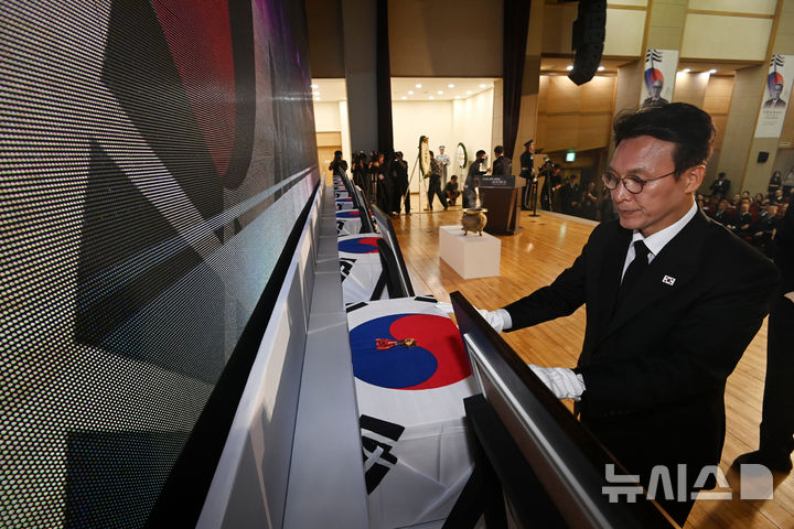 [서울=뉴시스] 청사사진기자단 = 김민석 국무총리가 13일 오전 서울 동작구 현충원 현충관에서 거행된 광복 80년 만에 고국으로 돌아온 미국과 브라질, 캐나다 안장 독립유공자 6명에 대한 유해 봉환식에서 건국훈장을 헌정하고 있다. 이번에 고국으로 돌아오는 유공자는 문양목(1995년 독립장)·김덕윤(1990년 애국장)·김기주(1990년 애족장)·한응규(1990년 애족장)·임창모(2019년 애족장)·김재은(2002년 애족장) 지사다.2025.08.13. photo@newsis.com