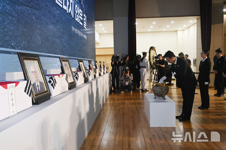 [서울=뉴시스] 청사사진기자단 = 김민석 국무총리가 13일 오전 서울 동작구 현충원 현충관에서 거행된 광복 80년 만에 고국으로 돌아온 미국과 브라질, 캐나다 안장 독립유공자 6명에 대한 유해 봉환식에서 분향을 하고 있다. 이번에 고국으로 돌아오는 유공자는 문양목(1995년 독립장)·김덕윤(1990년 애국장)·김기주(1990년 애족장)·한응규(1990년 애족장)·임창모(2019년 애족장)·김재은(2002년 애족장) 지사다.2025.08.13. photo@newsis.com