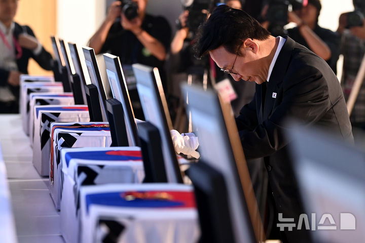 [서울=뉴시스] 청사사진기자단 = 김민석 국무총리가 13일 오전 서울 동작구 현충원 현충관에서 거행된 광복 80년 만에 고국으로 돌아온 미국과 브라질, 캐나다 안장 독립유공자 6명에 대한 유해 봉환식에서 건국훈장을 헌정하고 있다. 이번에 고국으로 돌아오는 유공자는 문양목(1995년 독립장)·김덕윤(1990년 애국장)·김기주(1990년 애족장)·한응규(1990년 애족장)·임창모(2019년 애족장)·김재은(2002년 애족장) 지사다.2025.08.13. photo@newsis.com