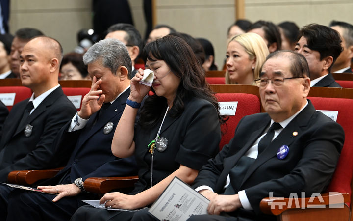[서울=뉴시스] 청사사진기자단 = 13일 오전 서울 동작구 현충원 현충관에서 거행된 광복 80년 만에 고국으로 돌아온 미국과 브라질, 캐나다 안장 독립유공자 6명에 대한 유해 봉환식에서 유가족들이 눈물을 흘리고 있다. 2025.08.13. photo@newsis.com