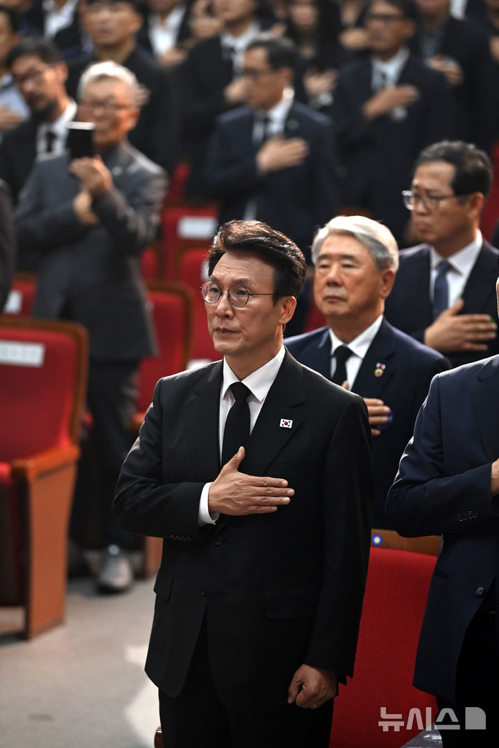 [서울=뉴시스] 청사사진기자단 = 김민석 국무총리가 13일 오전 서울 동작구 현충원 현충관에서 거행된 광복 80년 만에 고국으로 돌아온 미국과 브라질, 캐나다 안장 독립유공자 6명에 대한 유해 봉환식에서 국민의례를 하고 있다. 이번에 고국으로 돌아오는 유공자는 문양목(1995년 독립장)·김덕윤(1990년 애국장)·김기주(1990년 애족장)·한응규(1990년 애족장)·임창모(2019년 애족장)·김재은(2002년 애족장) 지사다. 2025.08.13. photo@newsis.com