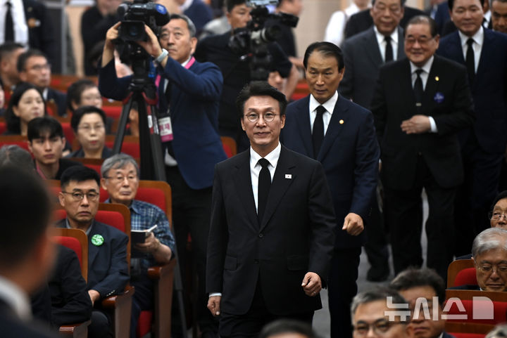 [서울=뉴시스] 청사사진기자단 = 김민석 국무총리가 13일 오전 서울 동작구 현충원 현충관에서 거행된 광복 80년 만에 고국으로 돌아온 미국과 브라질, 캐나다 안장 독립유공자 6명에 대한 유해 봉환식에 참석하고 있다. 이번에 고국으로 돌아오는 유공자는 문양목(1995년 독립장)·김덕윤(1990년 애국장)·김기주(1990년 애족장)·한응규(1990년 애족장)·임창모(2019년 애족장)·김재은(2002년 애족장) 지사다. 2025.08.13. photo@newsis.com