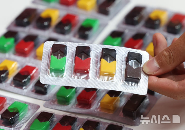 [서울=뉴시스] 황준선 기자 = 13일 오전 서울 마포구 서울경찰청 광역수사단 청사에서 열린 서울경찰청 마약범죄수사대 부정의약품 제조 유통 혐의 피의자 검거 발표장에서 관계자가 피의자에게 압수한 카트리지를 들어보이고 있다.마약범죄수사대는 홍콩에서 밀수입한 전문의약품인 에토미데이트와 프로폭세이트를 시중에 판매되는 액상 담배와 일정 비율 혼합하여 부정의약품을 제조, 강남 일대 유흥업소 등에 유통한 피의자 등 총 10명을 검거하고 해외로 도주한 외국 국적 피의자 2명에 대해 인터폴 저색수배 조치를 했다고 밝혔다. 2025.08.13. hwang@newsis.com