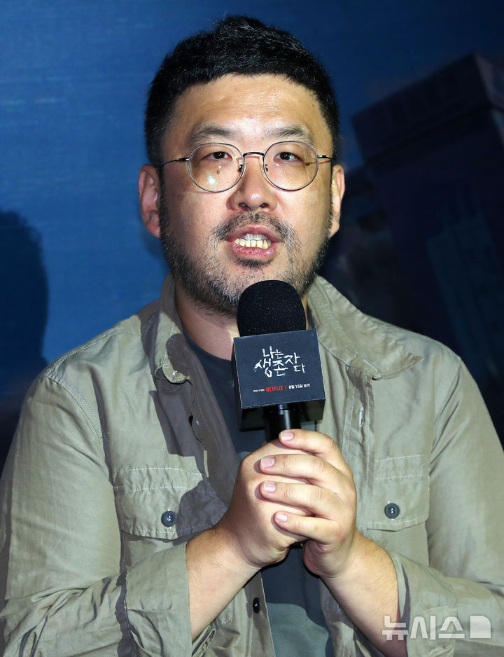 [서울=뉴시스] 김혜진 기자 = 조성현PD가 지난 8월 13일 오전 서울 용산구 CGV용산아이파크몰에서 열린 넷플릭스 '나는 생존자다' 제작발표회에서 인사말을 하고 있다. 2025.08.13. jini@newsis.com