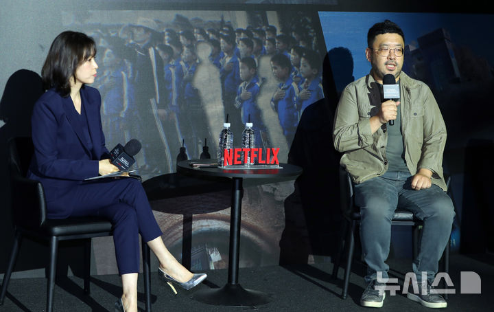 [서울=뉴시스] 김혜진 기자 = 조성현(오른쪽)PD가 13일 오전 서울 용산구 CGV용산아이파크몰에서 열린 넷플릭스 '나는 생존자다' 제작발표회에서 인사말을 하고 있다. 2025.08.13. jini@newsis.com