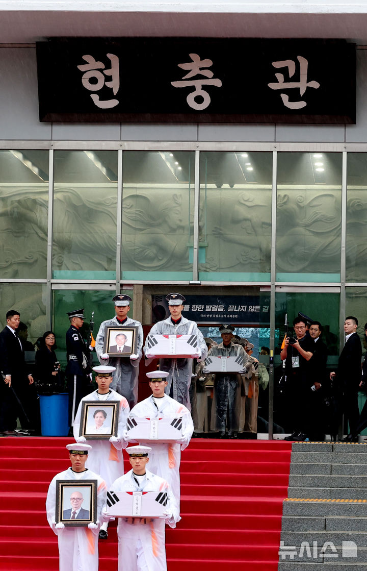 [서울=뉴시스] 청사사진기자단 = 13일 오전 서울 동작구 현충원 현충관에서 광복 80년 만에 고국으로 돌아온 미국과 브라질, 캐나다 안장 독립유공자 6명에 대한 유해 봉환식이 거행되고 있다.이번에 고국으로 돌아오는 유공자는 문양목(1995년 독립장)·김덕윤(1990년 애국장)·김기주(1990년 애족장)·한응규(1990년 애족장)·임창모(2019년 애족장)·김재은(2002년 애족장) 지사다. 2025.08.13. photo@newsis.com