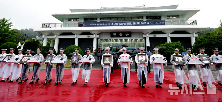 [서울=뉴시스] 청사사진기자단 = 13일 오전 서울 동작구 현충원 현충관에서 광복 80년 만에 고국으로 돌아온 미국과 브라질, 캐나다 안장 독립유공자 6명에 대한 유해 봉환식이 거행되고 있다.이번에 고국으로 돌아오는 유공자는 문양목(1995년 독립장)·김덕윤(1990년 애국장)·김기주(1990년 애족장)·한응규(1990년 애족장)·임창모(2019년 애족장)·김재은(2002년 애족장) 지사다. 2025.08.13. photo@newsis.com