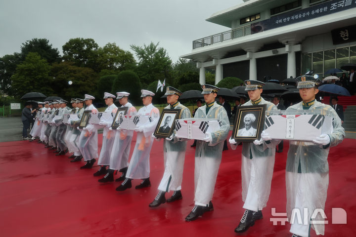 [서울=뉴시스] 청사사진기자단 = 13일 오전 서울 동작구 현충원 현충관에서 광복 80년 만에 고국으로 돌아온 미국과 브라질, 캐나다 안장 독립유공자 6명에 대한 유해 봉환식이 거행되고 있다.이번에 고국으로 돌아오는 유공자는 문양목(1995년 독립장)·김덕윤(1990년 애국장)·김기주(1990년 애족장)·한응규(1990년 애족장)·임창모(2019년 애족장)·김재은(2002년 애족장) 지사다. 2025.08.13. photo@newsis.com