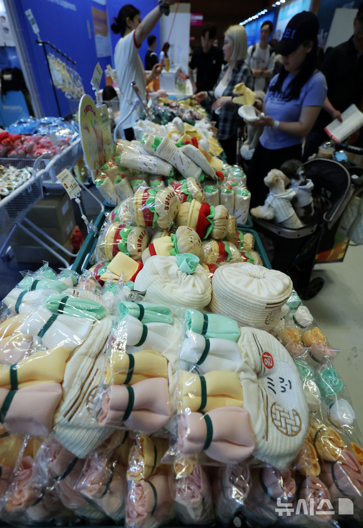 [서울=뉴시스] 이영환 기자 = 13일 오전 서울 강남구 코엑스에서 열린 2025 케이펫페어에서 반려견 장난감이 판매되고 있다. 2025.08.13. 20hwan@newsis.com