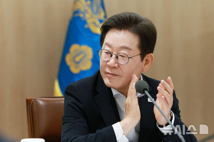 [서울=뉴시스] 고범준 기자 = 이재명 대통령이 13일 장관급 인사 6명을 지명했다. 이날 지명된 원민경 여성가족부 장관 후보자를 포함, 새 정부 들어 민주사회를 위한 변호사 모임(민변) 출신의 약진이 두드러진다는 평가가 나온다. 사진은 이 대통령. 2025.08.13. bjko@newsis.com