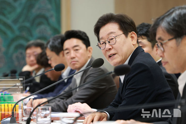 [서울=뉴시스] 고범준 기자 = 이재명 대통령이 13일 서울 용산 대통령실 청사에서 열린 나라재정 절약 간담회에서 발언하고 있다. 2025.08.13. bjko@newsis.com