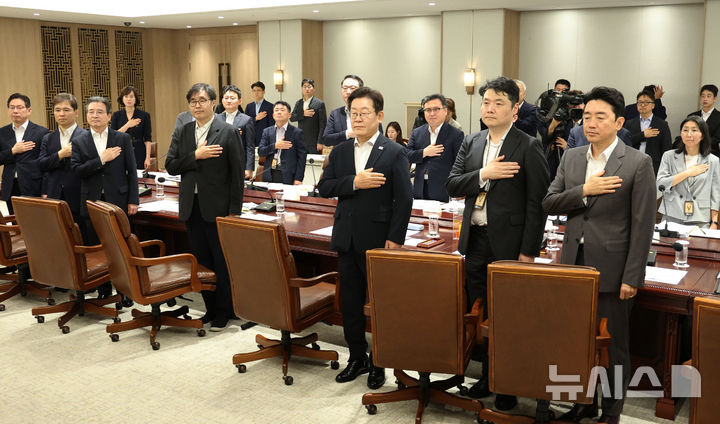 [서울=뉴시스] 고범준 기자 = 이재명 대통령이 13일 서울 용산 대통령실 청사에서 열린 나라재정 절약 간담회에서 참석자들과 국민의례를 하고 있다. 2025.08.13. bjko@newsis.com