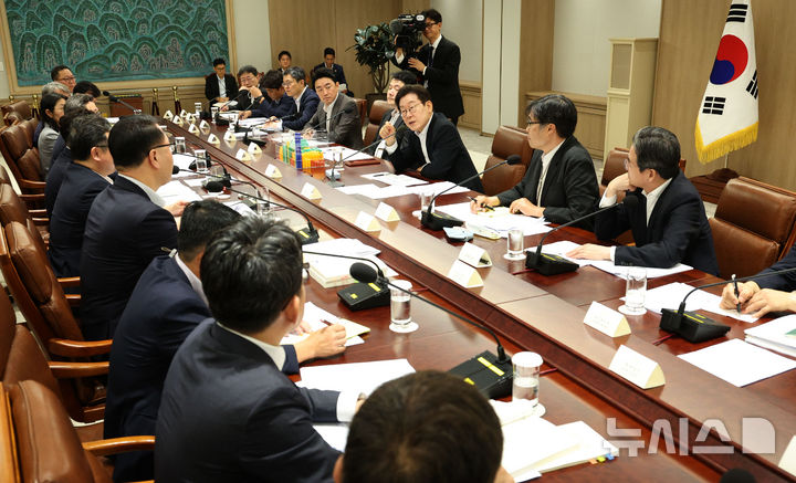 [서울=뉴시스] 고범준 기자 = 이재명 대통령이 13일 서울 용산 대통령실 청사에서 열린 나라재정 절약 간담회에서 발언하고 있다. 2025.08.13. bjko@newsis.com