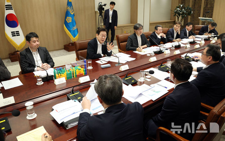 [서울=뉴시스] 고범준 기자 = 이재명 대통령이 13일 서울 용산 대통령실 청사에서 열린 나라재정 절약 간담회에서 발언하고 있다. 2025.08.13. bjko@newsis.com