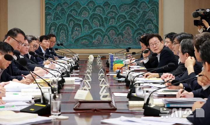 [서울=뉴시스] 고범준 기자 = 이재명 대통령이 13일 서울 용산 대통령실 청사에서 열린 나라재정 절약 간담회에서 발언하고 있다. 2025.08.13. bjko@newsis.com