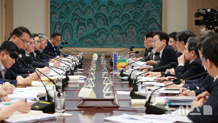 [서울=뉴시스] 고범준 기자 = 이재명 대통령이 13일 서울 용산 대통령실 청사에서 열린 나라재정 절약 간담회에서 발언하고 있다. 2025.08.13. bjko@newsis.com