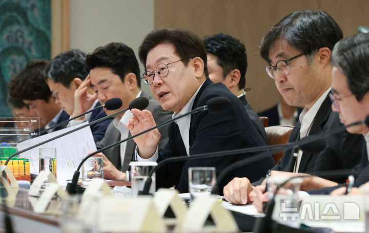 [서울=뉴시스] 고범준 기자 = 이재명 대통령이 13일 서울 용산 대통령실 청사에서 열린 나라재정 절약 간담회에서 발언하고 있다. 2025.08.13. bjko@newsis.com