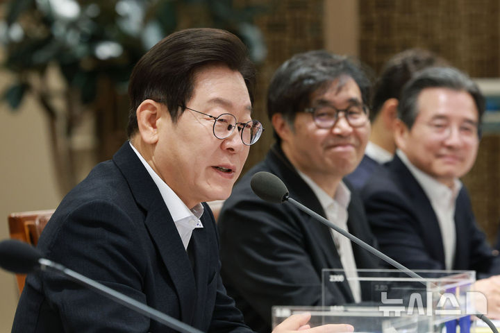 [서울=뉴시스] 고범준 기자 = 이재명 대통령이 13일 서울 용산 대통령실 청사에서 열린 나라재정 절약 간담회에서 발언하고 있다. 2025.08.13. bjko@newsis.com