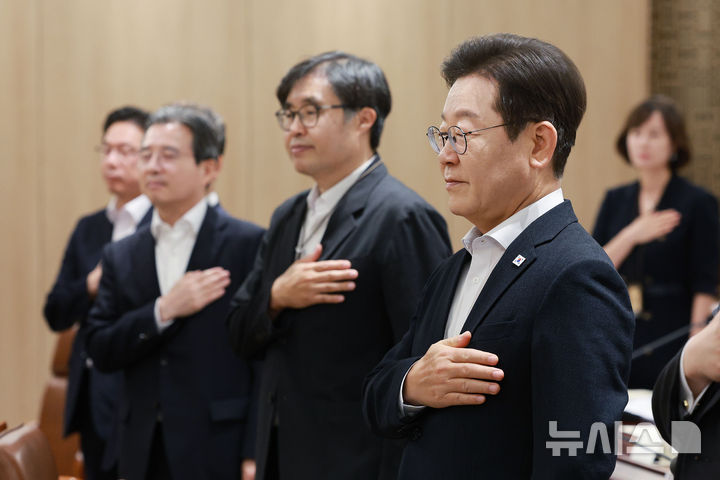 [서울=뉴시스] 고범준 기자 = 이재명 대통령이 13일 서울 용산 대통령실 청사에서 열린 나라재정 절약 간담회에서 참석자들과 국민의례를 하고 있다. 2025.08.13. bjko@newsis.com