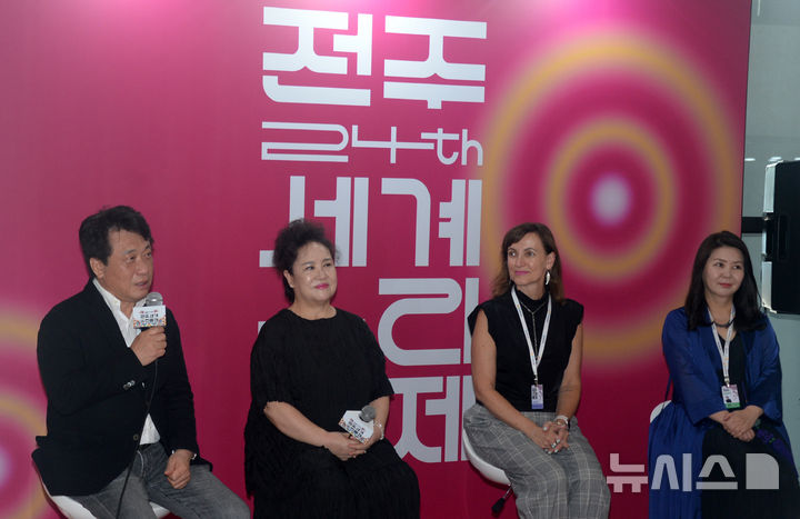 [전주=뉴시스] 김얼 기자 = 제24회 전주세계소리축제 개막 기자회견이 열린 13일 전북 전주시 한국소리문화의전당에서 관계자들이 질의에 답변하고 있다. 왼쪽부터 이왕준 조직위원장, 이난초 명창, 클라우디아 발라델리 예술감독, 김희선 집행위원장. 2025.08.13. pmkeul@newsis.com