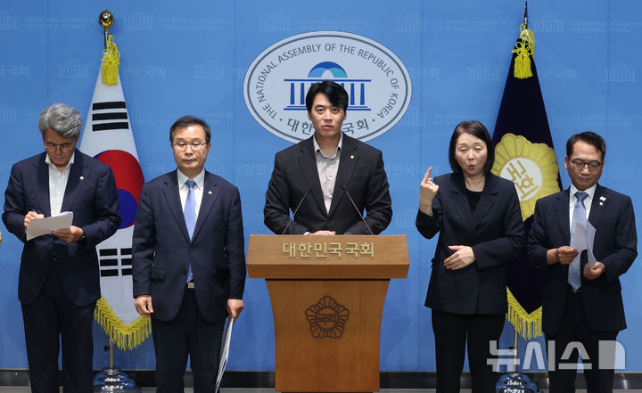 [서울=뉴시스] 조성봉 기자 = 한준호 더불어민주당 정치검찰 조작기소대응TF 단장이 13일 오전 서울 여의도 국회 소통관에서 열린 검찰개혁 관련 기자회견에서 발언을 하고 있다. 2025.08.13. suncho21@newsis.com