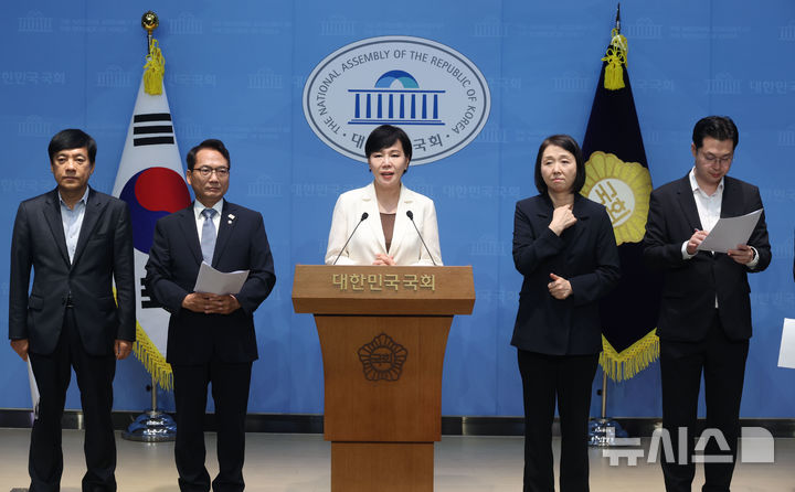 [서울=뉴시스] 조성봉 기자 = 전현희 더불어민주당 정치테러대책위원회 위원장이 지난 13일 오전 서울 여의도 국회 소통관에서 열린 민주당 정치테러대책위원회 기자회견에서 발언을 하고 있다. 전 위원장은 '이재명 대표 살해 미수사건'에 대한 재수사와 '테러'지정을 촉구했다. 2025.08.13. suncho21@newsis.com