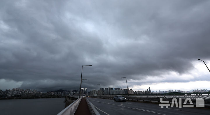 [서울=뉴시스] 최진석 기자 = 사진은 지난 8월 13일 서울 원효대교에서 바라본 도심 하늘에 먹구름이 가득한 모습. 2025.08.13. myjs@newsis.com