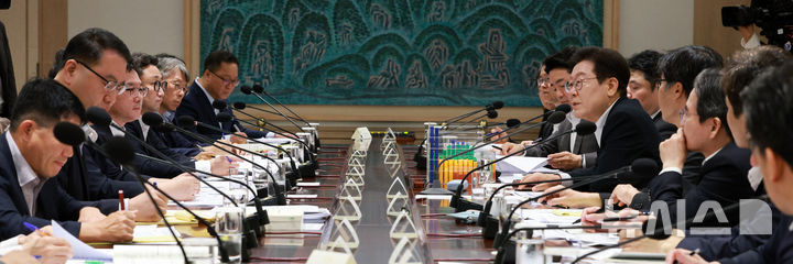 [서울=뉴시스] 고범준 기자 = 이재명 대통령이 13일 서울 용산 대통령실 청사에서 열린 나라재정 절약 간담회에서 발언하고 있다. 2025.08.13. bjko@newsis.com