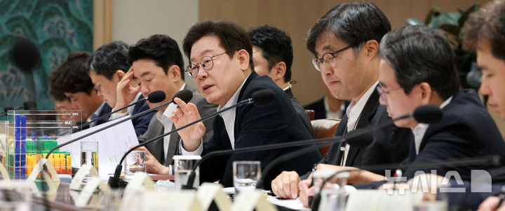 [서울=뉴시스] 고범준 기자 = 이재명 대통령이 13일 서울 용산 대통령실 청사에서 열린 나라재정 절약 간담회에서 발언하고 있다. 2025.08.13. bjko@newsis.com