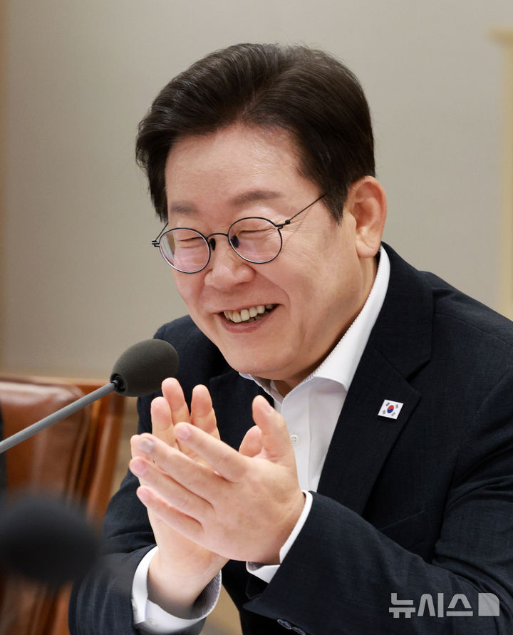 [서울=뉴시스] 고범준 기자 = 이재명 대통령이 13일 서울 용산 대통령실 청사에서 열린 나라재정 절약 간담회에서 박수치고 있다. 2025.08.13. bjko@newsis.com