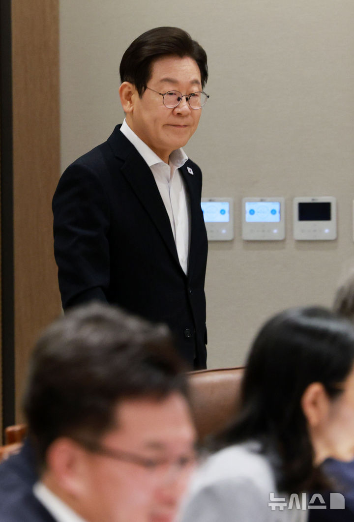 [서울=뉴시스] 고범준 기자 = 이재명 대통령이 13일 서울 용산 대통령실 청사에서 열린 나라재정 절약 간담회에 입장하고 있다. 2025.08.13. bjko@newsis.com