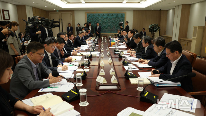 [서울=뉴시스] 고범준 기자 = 이재명 대통령이 13일 서울 용산 대통령실 청사에서 열린 나라재정 절약 간담회에서 발언하고 있다. 2025.08.13. bjko@newsis.com