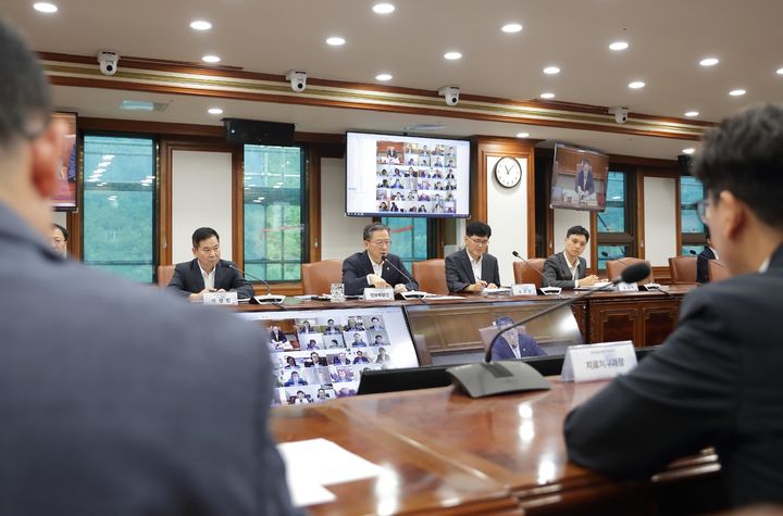 [서울=뉴시스] 정성호 법무부 장관이 13일 경기 과천시 정부과천청사에서 열린 일선기관장 회의에 참석해 발언하고 있다. (사진=법무부 제공) 2025.08.13. photo@newsis.com *재판매 및 DB 금지