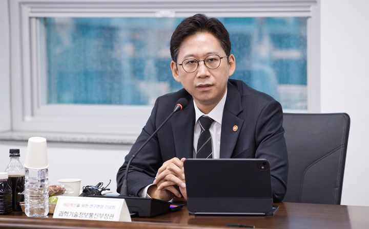 [서울=뉴시스] 배경훈 과학기술정보통신부 장관이 13일 서울 관악구 서울대학교 반도체공동연구소에서 열린 'R&D 생태계 혁신을 위한 연구현장 간담회' 에서 연구자들과 연구개발 생태계 혁신방안 관련 의견을 나누고 있다. (사진=과학기술정보통신부 제공) 2025.08.13. photo@newsis.com *재판매 및 DB 금지