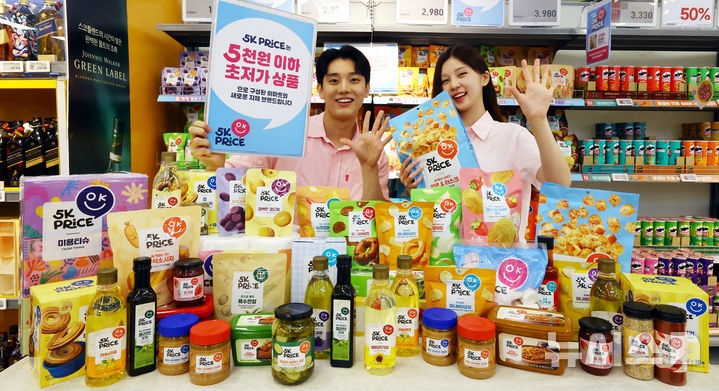[서울=뉴시스] 박주성 기자 = 13일 서울시 용산구 이마트 용산점에서 이마트가 32년간 축적한 상품 개발 노하우를 집약해 전 품목 5천 원 이하로 구성한 새로운 PL '5K PRICE(오케이 프라이스)' 론칭하고 있다. 2025.08.13. park7691@newsis.com