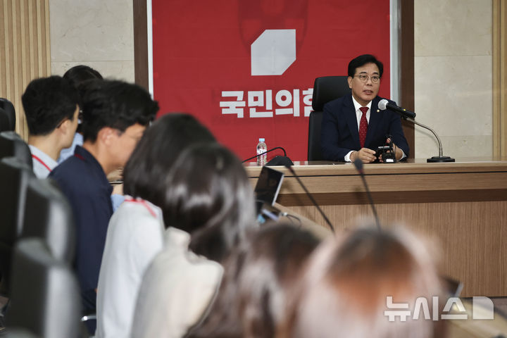 [대전=뉴시스] 김명년 기자 = 송언석 국민의힘 비상대책위원장 겸 원내대표가 13일 오후 제6차 전당대회 충남권-호남권 합동연설회가 열린 대전광역시 서구 배재대학교에서 기자회견을 열고 발언하고 있다. 2025.08.13. kmn@newsis.com